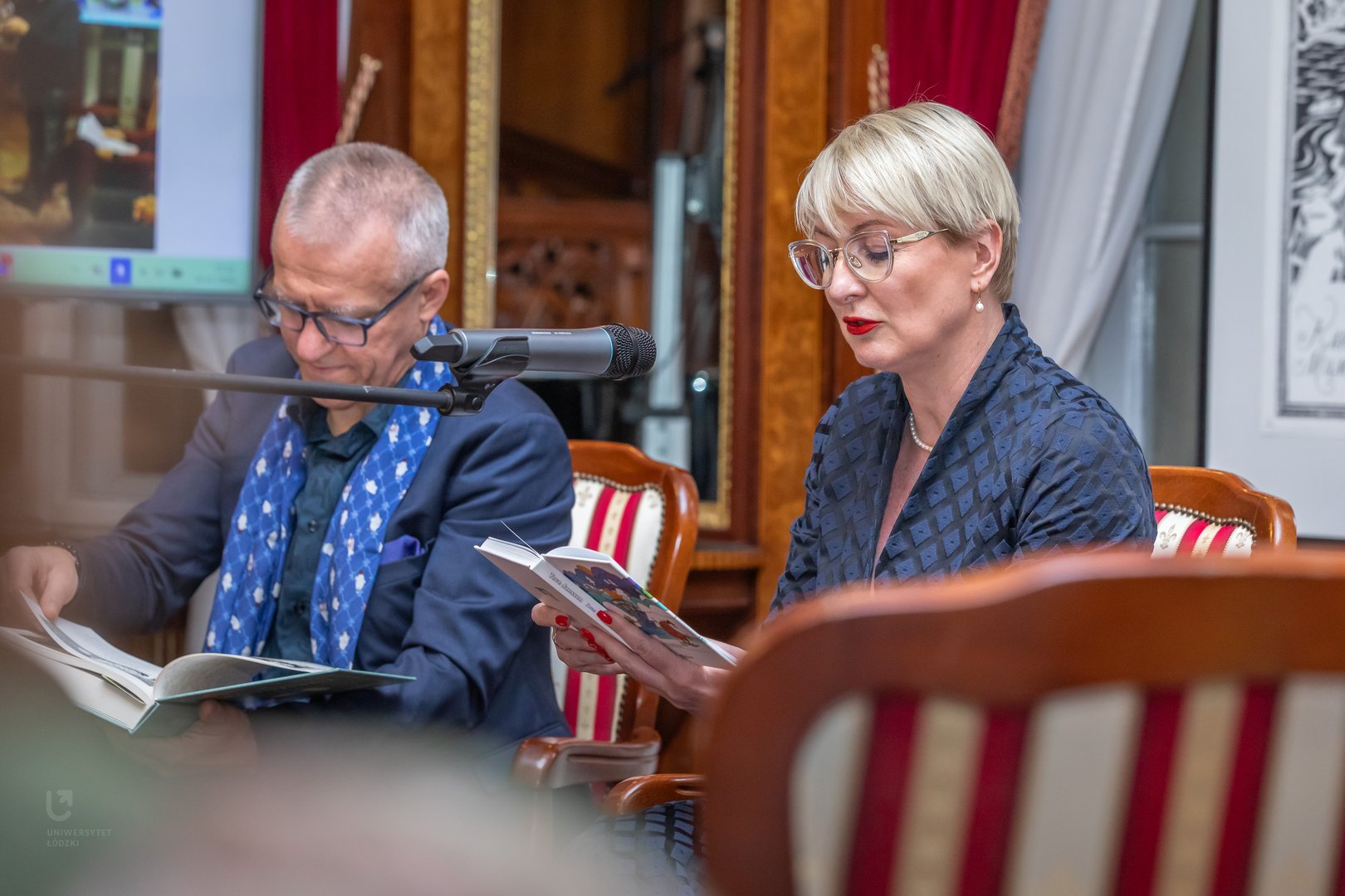 Prof. Jarosław Płuciennik i prof. Katarzyna de Lazari-Radek podczas wspólnego czytania "Muminków"