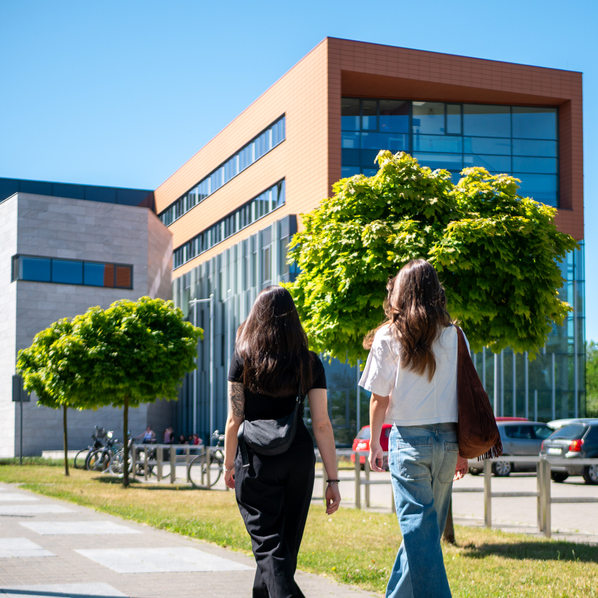 Studentki na tle Wydziału Filologicznego UŁ