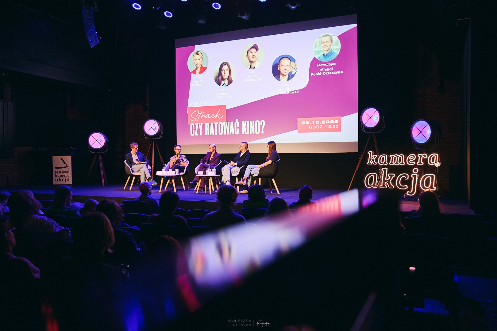 Dyskusja w kinie podczas Festiwalu Kamera Akcja, prowadzona przez dr. Michała Pabisia-Orzeczynę Dyskusja w kinie podczas Festiwalu Kamera Akcja, prowadzona przez dr. Michała Pabisia-Orzeczynę