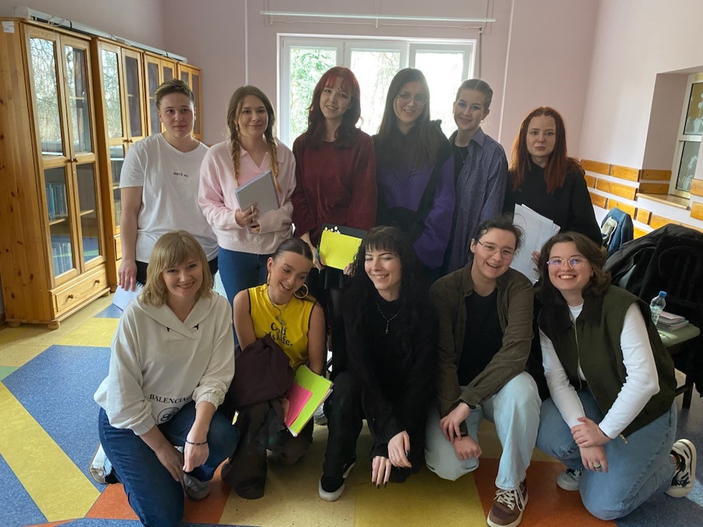 Osoby studiujące wraz z dr Zoją Kucą podczas wizyty w Domu Dziecka nr 3 w Łodzi